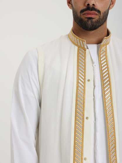 سديري ابيض رجالي بتطريز ذهبي أنيق