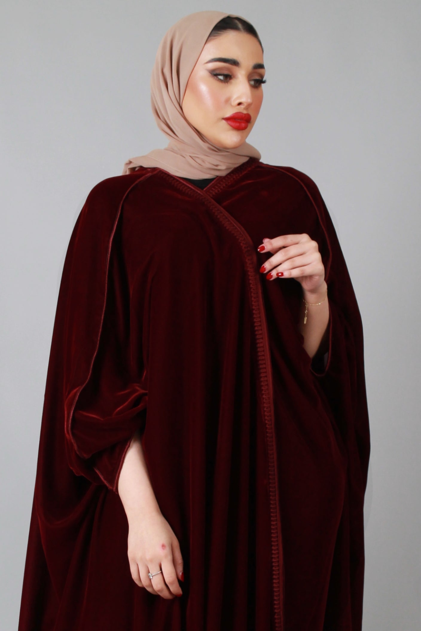 عباية مخمل عنابي
